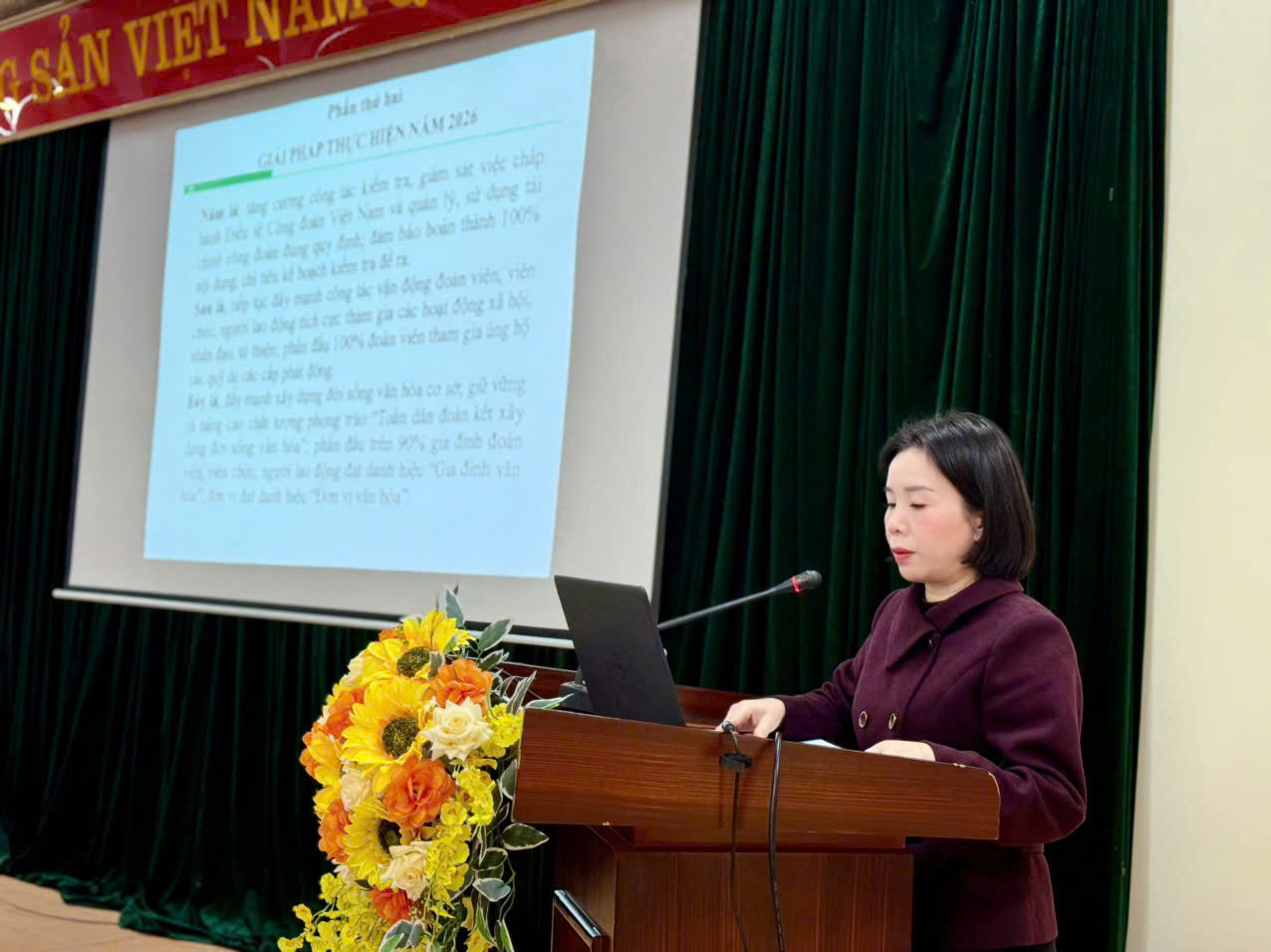 Đ.c Phan Thị Tắn - Phó Giám đốc, Chủ tịch Công đoàn báo cáo kiểm điểm thực hiện Nghị Quyết